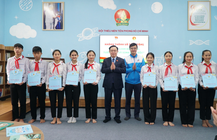 Chủ tịch Quốc hội Vương Đình Huệ và Bí thư thứ nhất Trung ương Đoàn trao quà cho học sinh tiêu biểu Trường THCS Nam Thanh. Ảnh: Hồ Lài. Chủ tịch Quốc hội Vương Đình Huệ và Bí thư thứ nhất Trung ương Đoàn trao quà cho học sinh tiêu biểu Trường THCS Nam Thanh. Ảnh: Hồ Lài.
