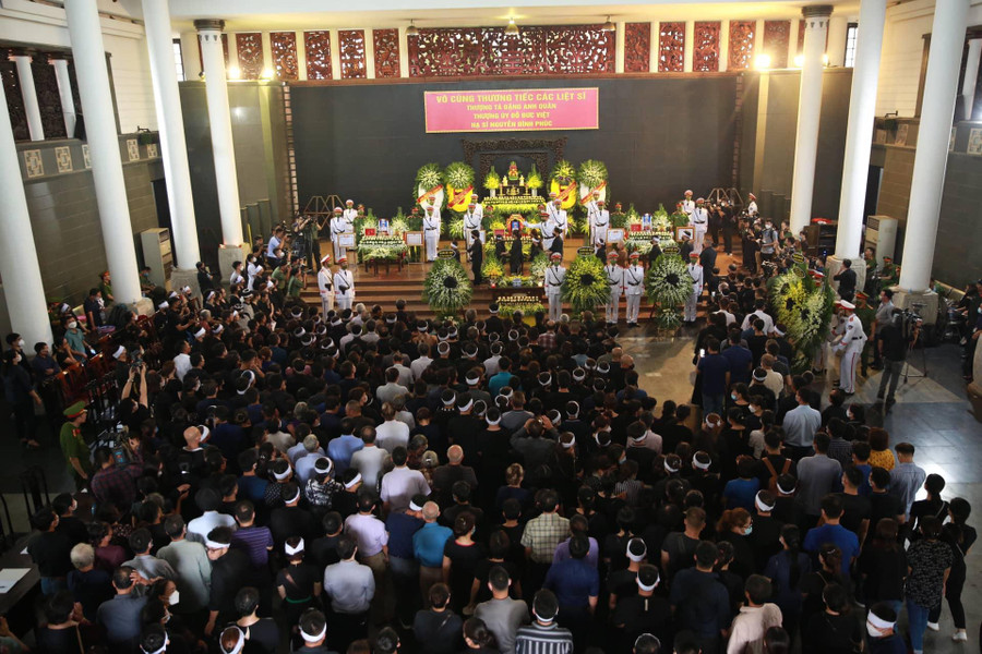 Đông đảo các đoàn đại biểu, đồng đội đồng chí, người dân đến viếng 3 liệt sĩ Đông đảo các đoàn đại biểu, đồng đội đồng chí, người dân đến viếng 3 liệt sĩ