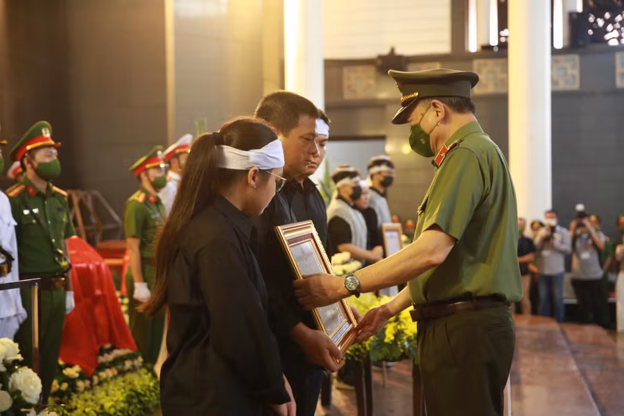 Thừa ủy quyền của lãnh đạo Đảng, Nhà nước, Đại tướng Tô Lâm, Ủy viên Bộ Chính trị, Bí thư Đảng ủy Công an Trung ương, Bộ trưởng Bộ Công an trao Huân chương chiến công hạng Nhất, Bằng Tổ quốc ghi công đến thân nhân của 3 liệt sĩ.