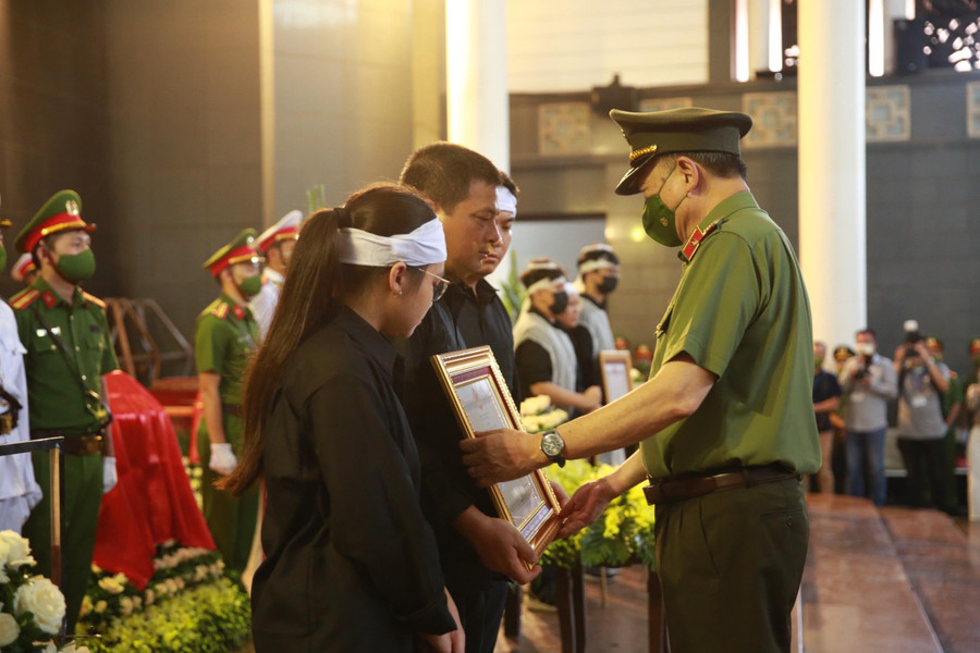 Thừa ủy quyền của lãnh đạo Đảng, Nhà nước, Đại tướng Tô Lâm, Ủy viên Bộ Chính trị, Bí thư Đảng ủy Công an Trung ương, Bộ trưởng Bộ Công an trao Huân chương chiến công hạng Nhất, Bằng Tổ quốc ghi công đến thân nhân của 3 liệt sĩ. Thừa ủy quyền của lãnh đạo Đảng, Nhà nước, Đại tướng Tô Lâm, Ủy viên Bộ Chính trị, Bí thư Đảng ủy Công an Trung ương, Bộ trưởng Bộ Công an trao Huân chương chiến công hạng Nhất, Bằng Tổ quốc ghi công đến thân nhân của 3 liệt sĩ.