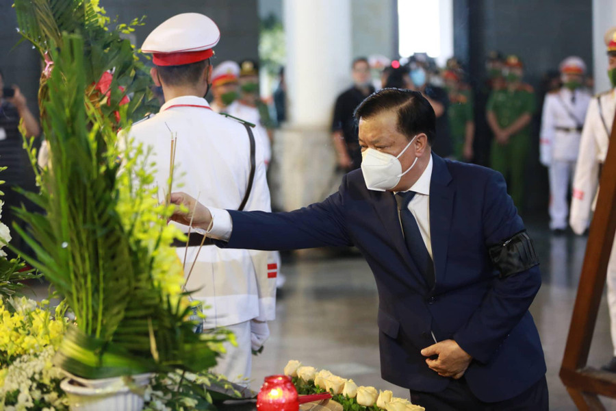 Bí thư Thành ủy Hà Nội Đinh Tiến Dũng thắp hương tiễn biệt 3 liệt sĩ. Bí thư Thành ủy Hà Nội Đinh Tiến Dũng thắp hương tiễn biệt 3 liệt sĩ.