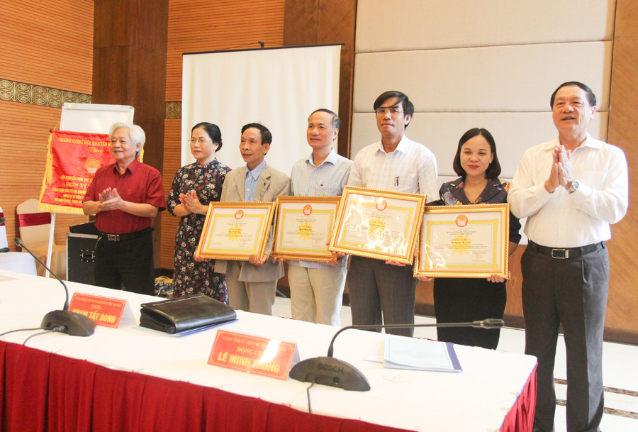 Trao bằng khen cho các cá nhân xuất sắc trong phong trào khuyến học Trao bằng khen cho các cá nhân xuất sắc trong phong trào khuyến học