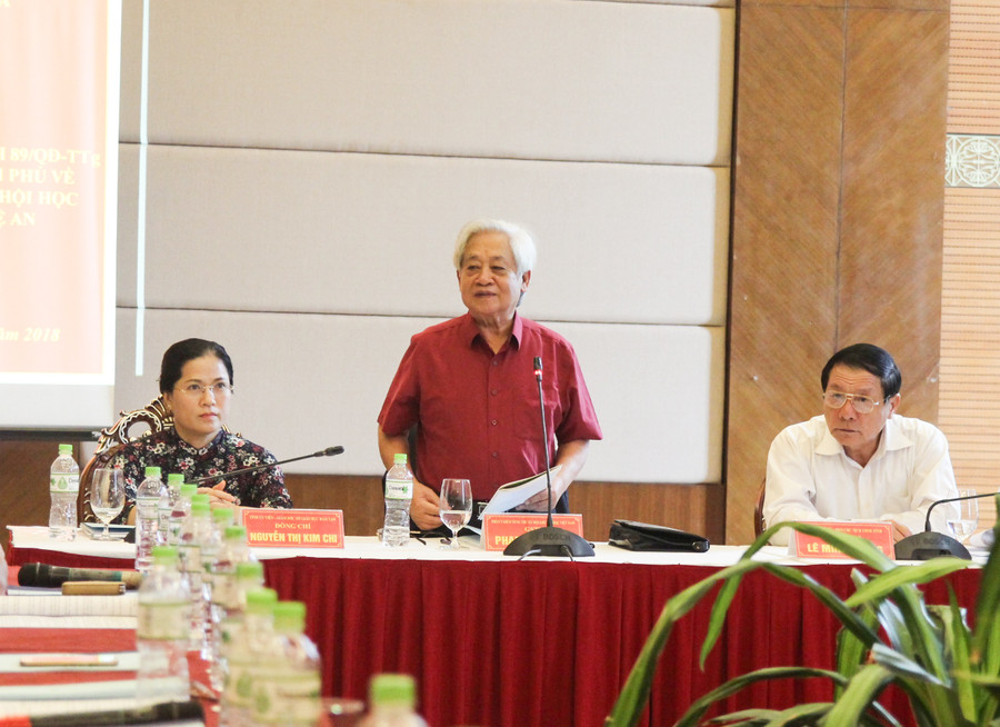 GS. Phạm Tất Dong chủ trì buổi làm việc GS. Phạm Tất Dong chủ trì buổi làm việc