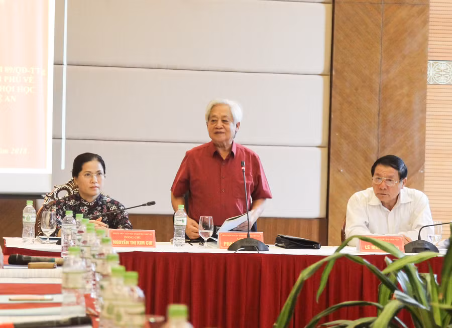 GS. Phạm Tất Dong chủ trì buổi làm việc