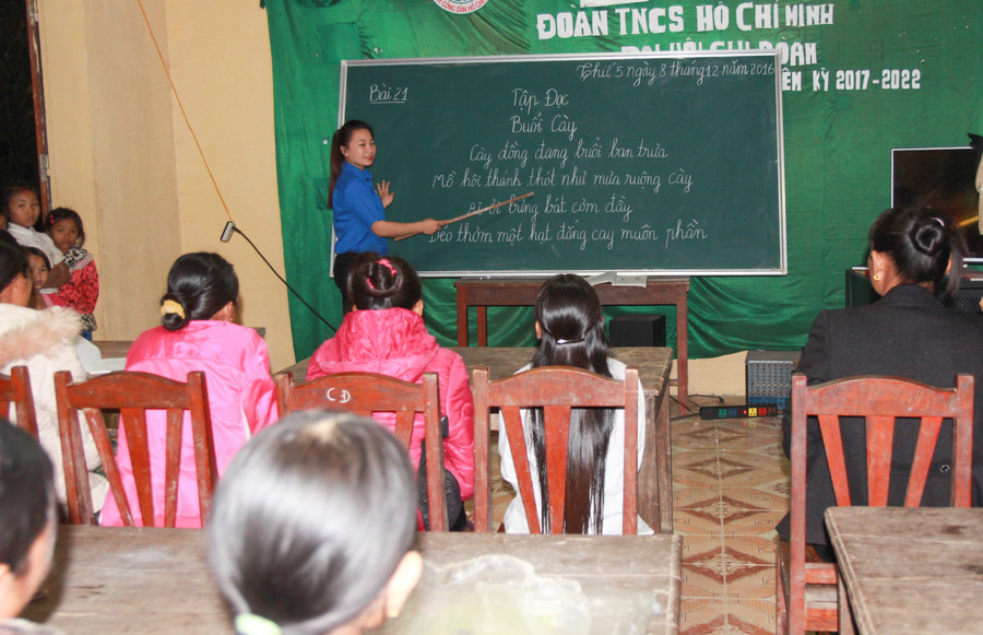 Lớp dạy xóa mù tại bản Xốp Lau, xã biên giới Mường Ải, Kỳ Sơn, Nghệ An Lớp dạy xóa mù tại bản Xốp Lau, xã biên giới Mường Ải, Kỳ Sơn, Nghệ An