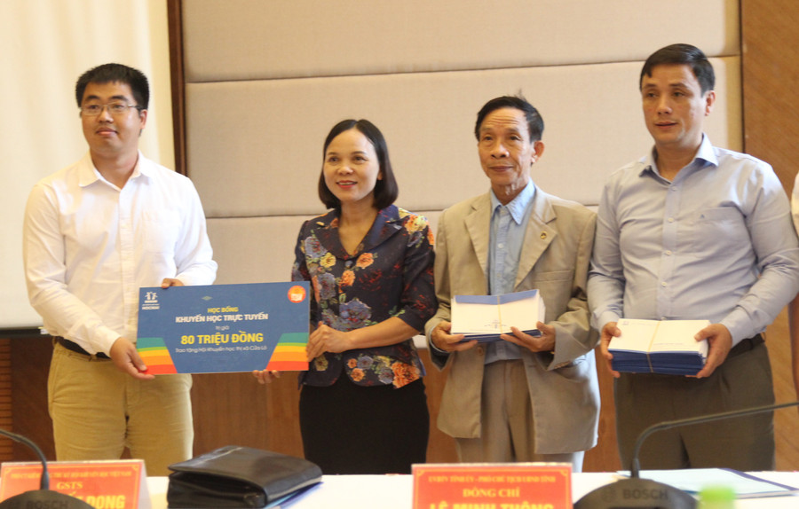 Trung ương Hội Khuyến học cũng đã trao 100 suất học bổng cho Hội Khuyến học thị xã Cửa Lò (Nghệ An) Trung ương Hội Khuyến học cũng đã trao 100 suất học bổng cho Hội Khuyến học thị xã Cửa Lò (Nghệ An)