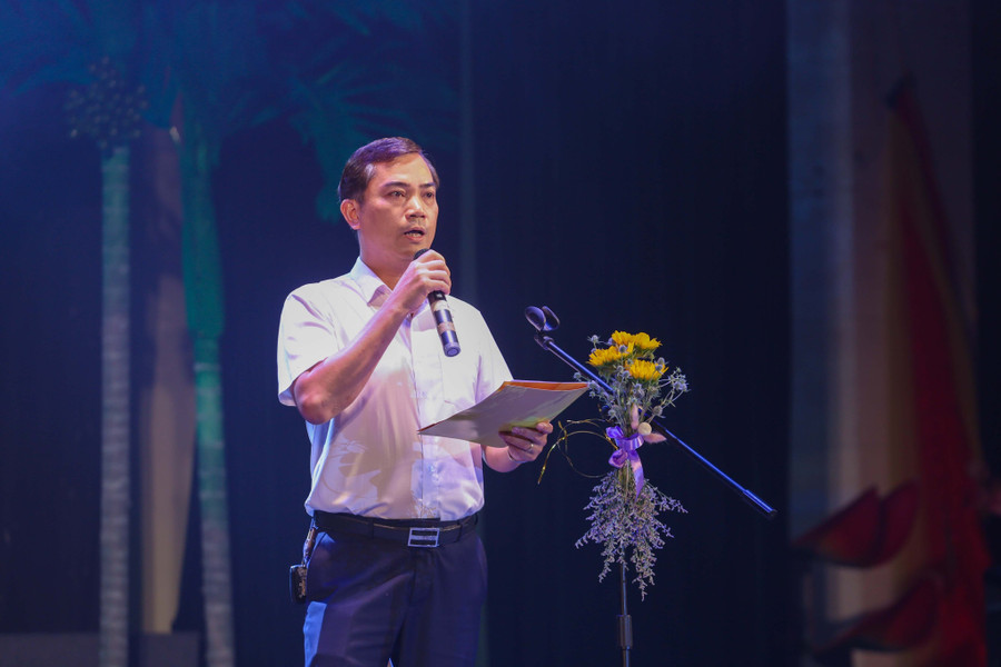 Ông Nguyễn Văn Khoa - Phó Giám đốc Sở GD&ĐT Nghệ An phát biểu tại khai mạc. Ảnh: Hồ Lài.