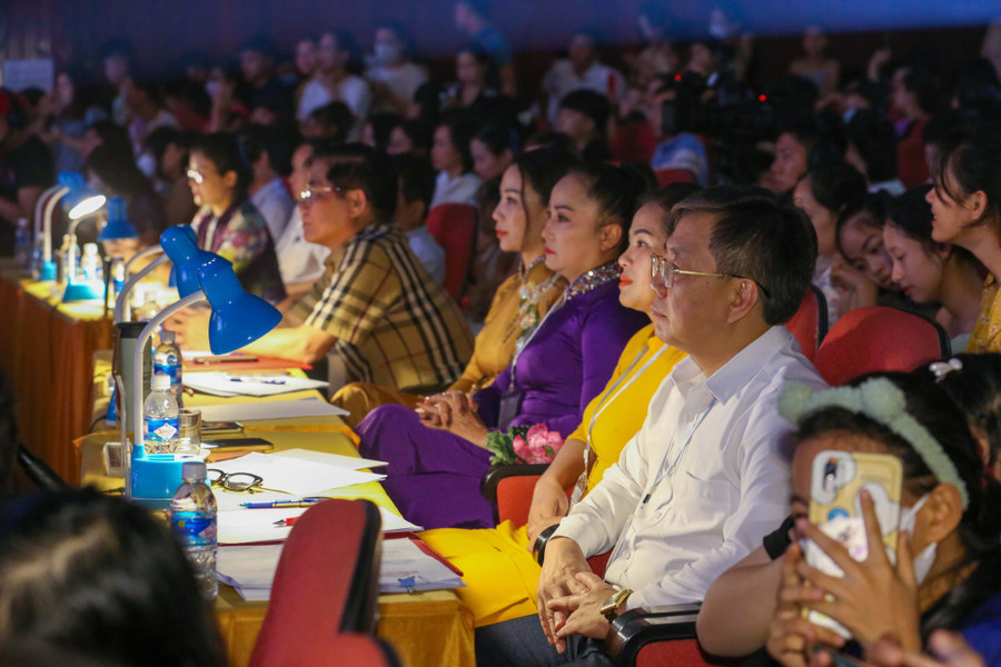 Ban giám khảo tại hội thi là các nghệ sĩ nhân dân, nghệ sĩ ưu tú, người có chuyên môn... để đánh giá, tìm kiếm, phát hiện những tiết mục xuất sắc, hạt nhân dân ca tiêu biểu. Ảnh: Hồ Lài.