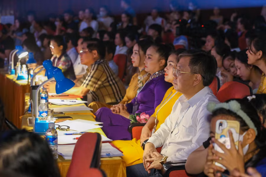 Ban giám khảo tại hội thi là các nghệ sĩ nhân dân, nghệ sĩ ưu tú, người có chuyên môn... để đánh giá, tìm kiếm, phát hiện những tiết mục xuất sắc, hạt nhân dân ca tiêu biểu. Ảnh: Hồ Lài.