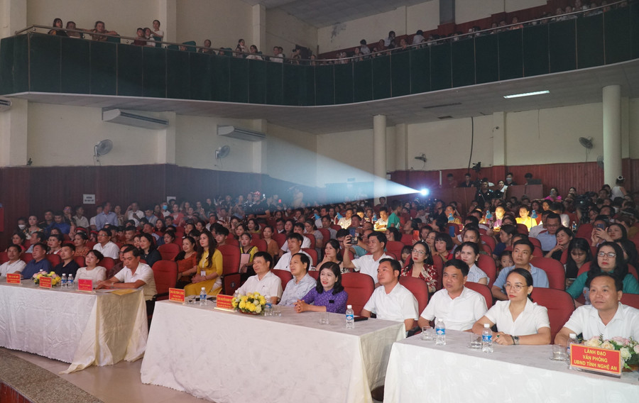 Các đại biểu dự khai mạc hội thi Hát dân ca trong trường học tỉnh Nghệ An lần thứ V năm 2023. Ảnh: Hồ Lài.