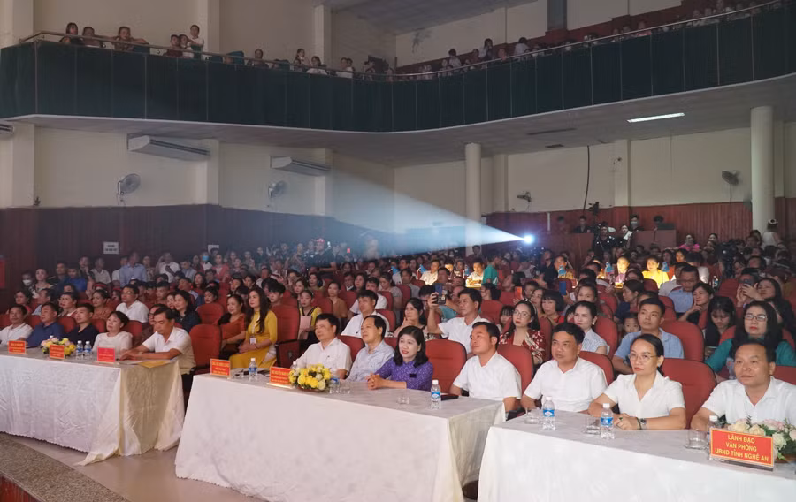 Các đại biểu dự khai mạc hội thi Hát dân ca trong trường học tỉnh Nghệ An lần thứ V năm 2023. Ảnh: Hồ Lài.