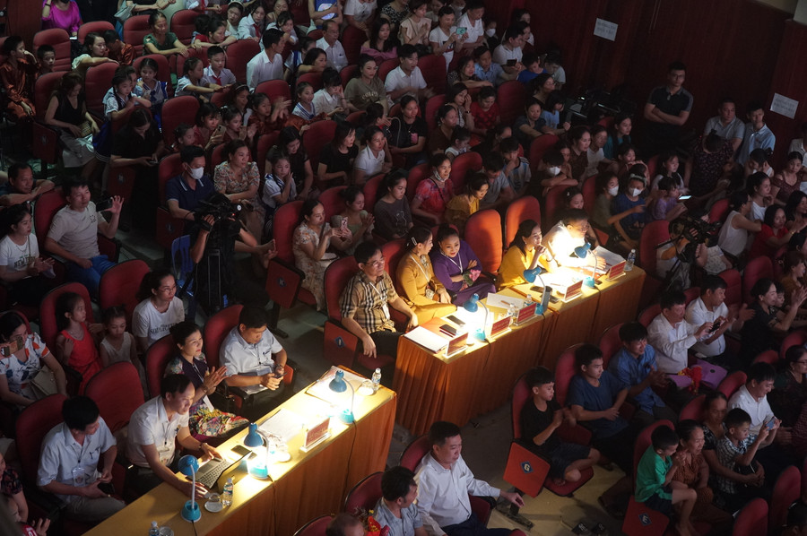 Rất đông khán giả, học sinh, giáo viên đến thưởng thức những tiết mục dân ca đặc sắc, sinh động và cổ vũ cho các đội tham gia dự thi. Ảnh: Hồ Lài.