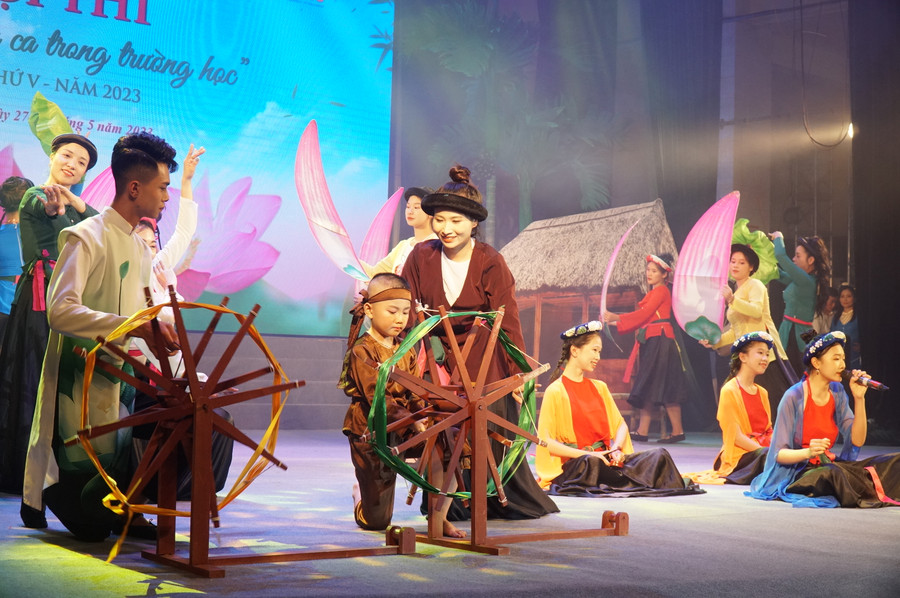 Sân chơi văn hóa này cũng là cơ hội cho giáo viên, học sinh được giao lưu học hỏi, góp phần đẩy mạnh phong trào “Xây dựng trường học thân thiện, học sinh tích cực” trong các trường học trên địa bàn toàn tỉnh. Ảnh: Hồ Lài.