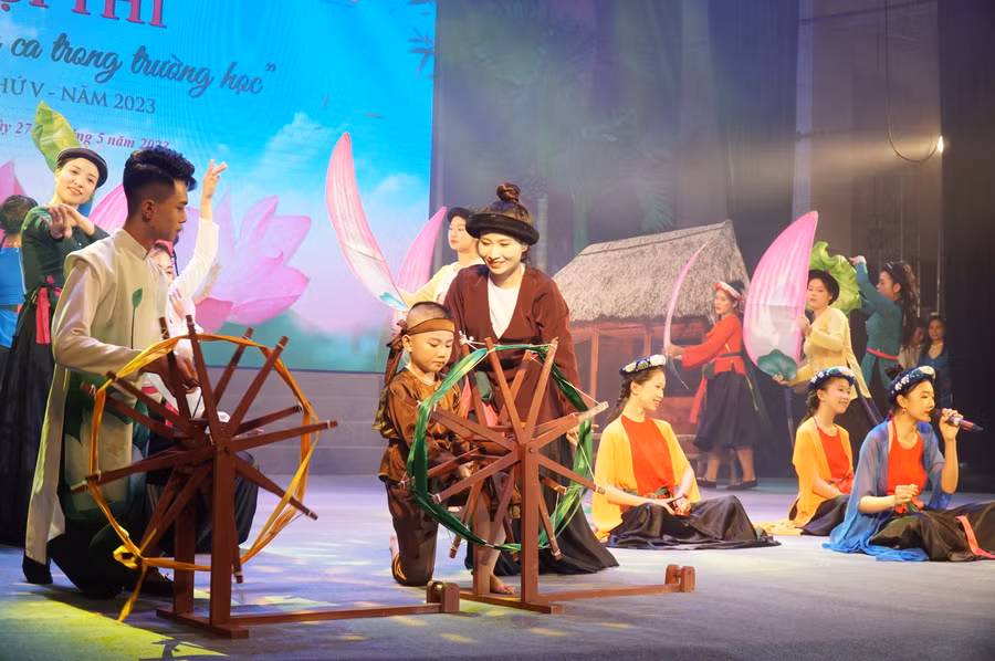 Sân chơi văn hóa này cũng là cơ hội cho giáo viên, học sinh được giao lưu học hỏi, góp phần đẩy mạnh phong trào “Xây dựng trường học thân thiện, học sinh tích cực” trong các trường học trên địa bàn toàn tỉnh. Ảnh: Hồ Lài.