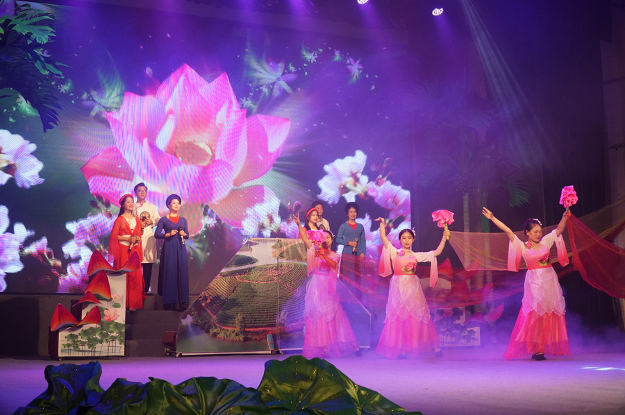 Tiết mục mở đầu đến từ Phòng GD&amp;ĐT huyện Thanh Chương, Nghệ An. Ảnh: Hồ Lài