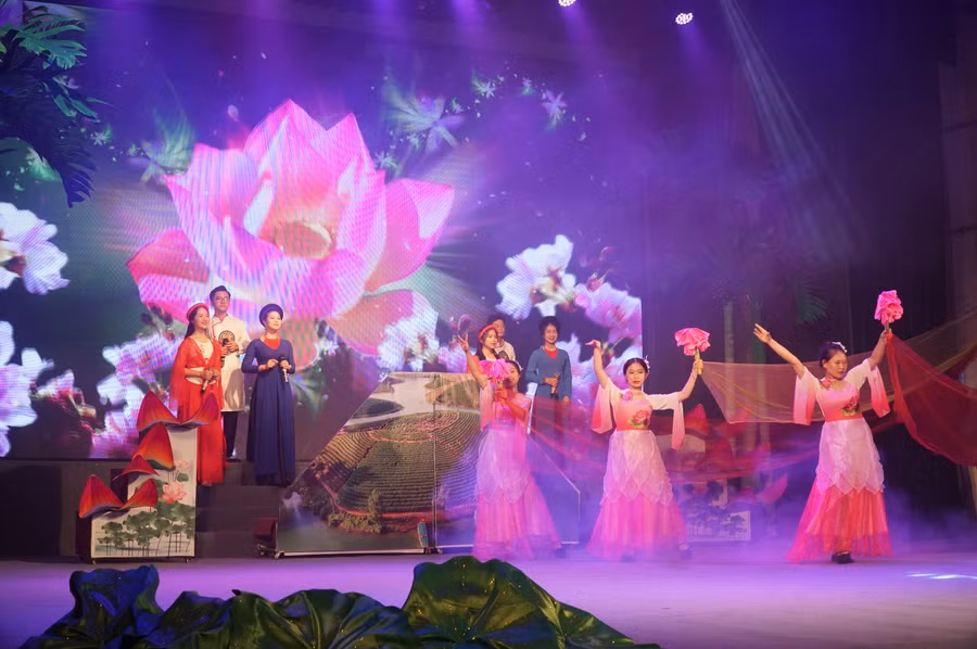 Tiết mục mở đầu đến từ Phòng GD&amp;ĐT huyện Thanh Chương, Nghệ An. Ảnh: Hồ Lài