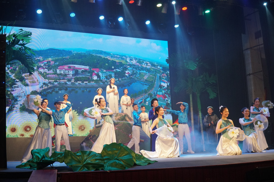 Hội thi đem đến nhiều tiết mục đặc sắc được lựa chọn từ vòng thi cấp trường, cấp huyện trước đó. Ảnh: Hồ Lài.