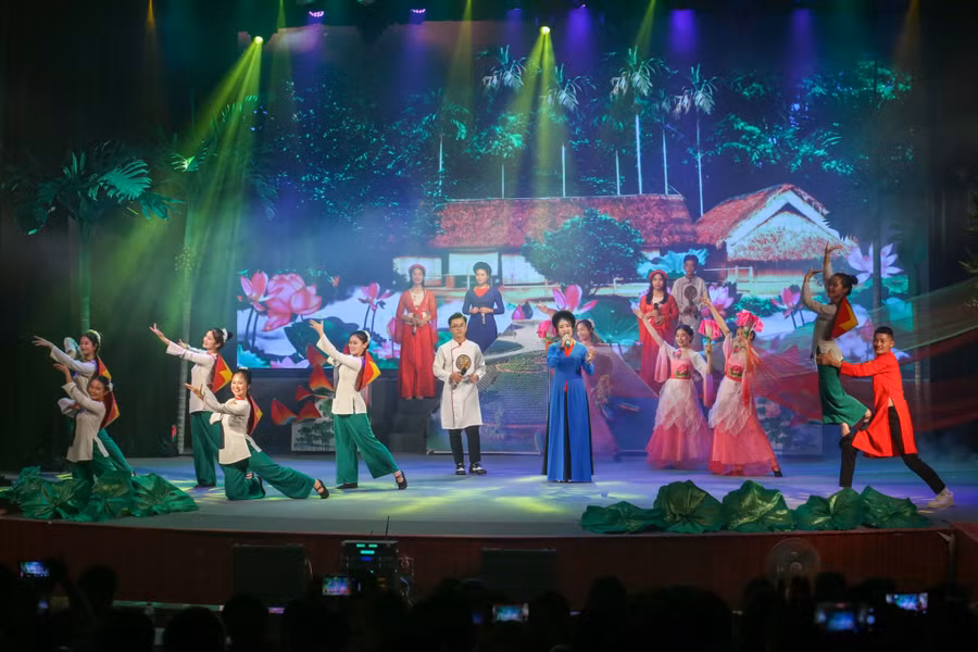 Tiết mục trong đêm khai mạc Hội thi hát dân ca trong trường học tỉnh Nghệ An lần thứ V năm 2023. Ảnh: Hồ Lài.