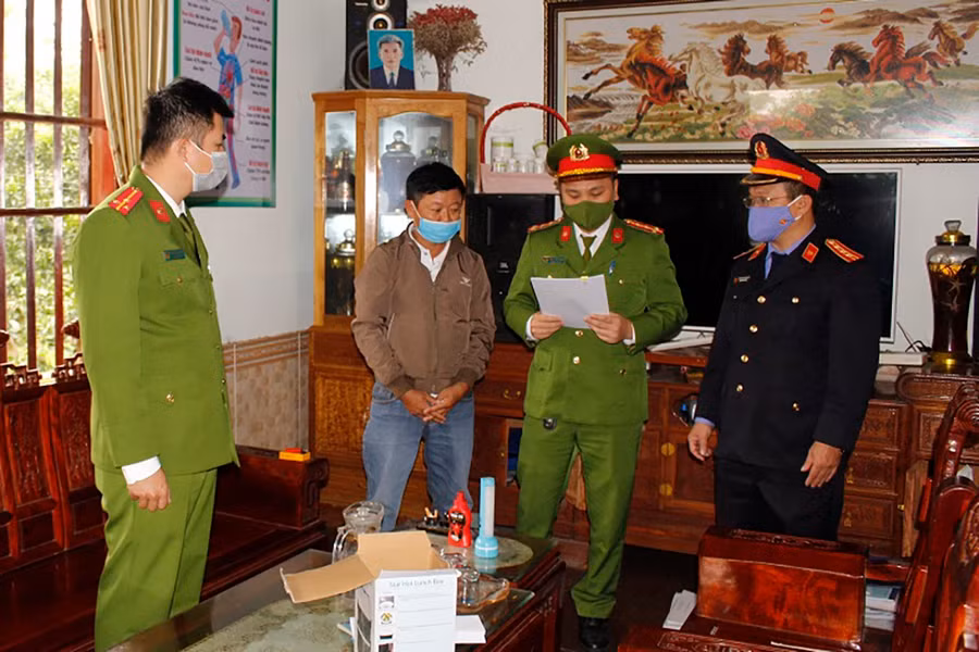 Cơ quan chức năng tống đạt các quyết định đối với Hoàng Hữu Sơn. 