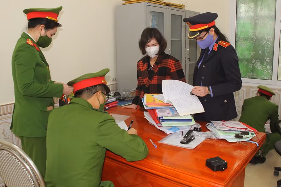 Cơ quan chức năng khám xét nơi làm việc của đối tượng Thái Thị Vinh.