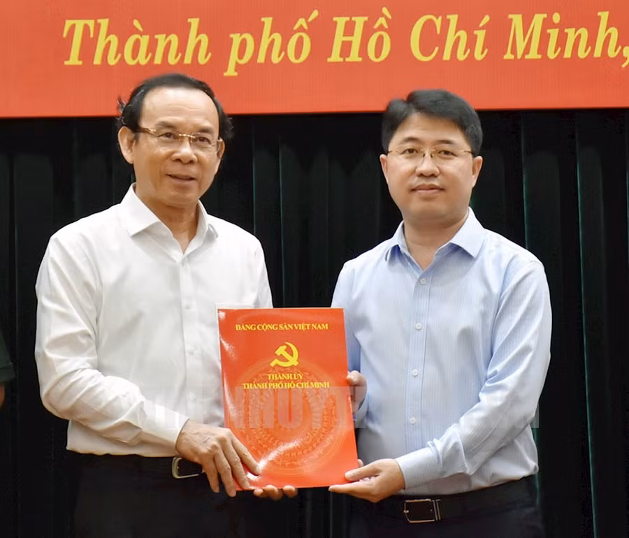 Ông Nguyễn Văn Nên trao quyết định cho ông Phạm Hồng Sơn, Chánh Văn phòng Thành ủy TPHCM. (Ảnh: Website Thành ủy)