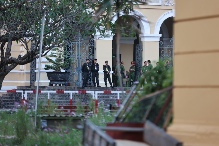 Hàng trăm cảnh sát bảo vệ khu vực bên trong và trước tòa án. (Ảnh: L.Nam)