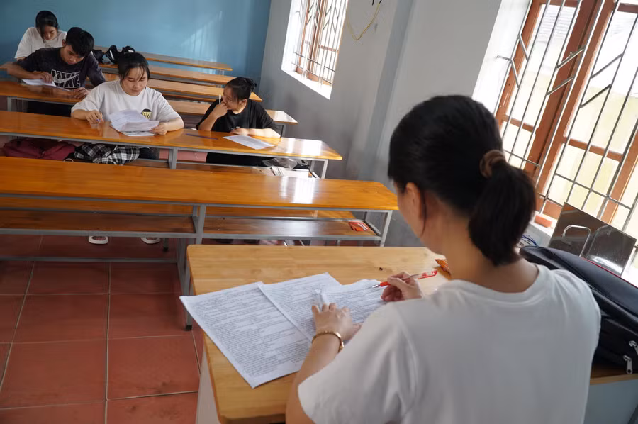 Buổi ôn thi cuối cùng của cô Nguyễn Thị Thanh Huyền và nhóm học sinh xét tuyển ĐH khối C, Trường THPT Đô Lương 3 (huyện Đô Lương, Nghệ An).