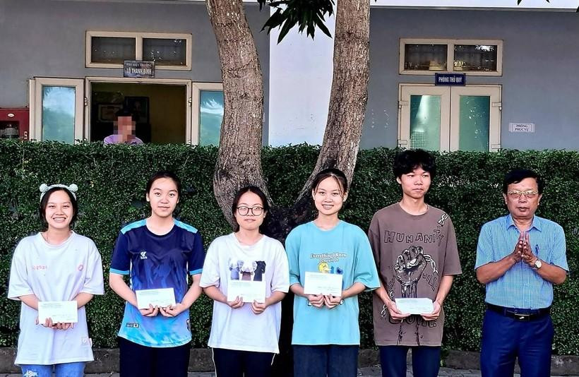 Trường Phổ thông DTNT THPT số 2 Nghệ An khen thưởng những em thi thử đạt kết quả cao để tạo động lực cho học sinh phấn đấu ôn thi Tốt nghiệp THPT.