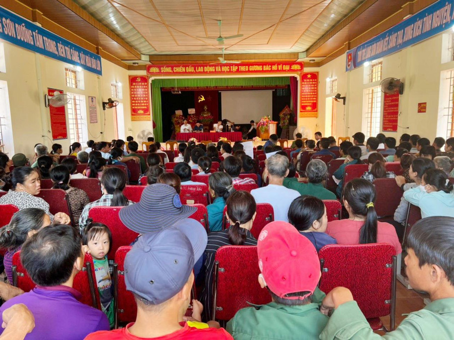 Buổi đối thoại giữa lãnh đạo huyện Anh Sơn và phụ huynh, người dân xã Lạng Sơn liên quan đến vấn đề sáp nhập trường.