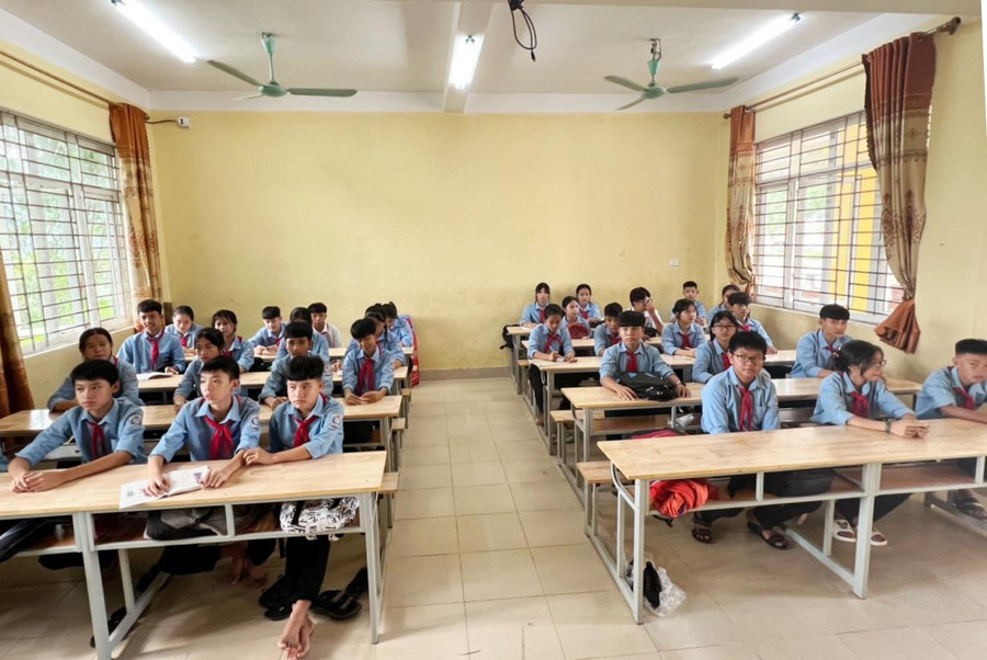 Sáng 12/9, học sinh Trường THCS Khai Lạng đã đến trường đi học đầy đủ.