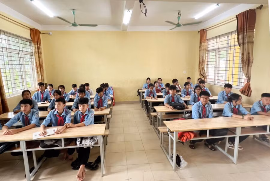 Sáng 12/9, học sinh Trường THCS Khai Lạng đã đến trường đi học đầy đủ.