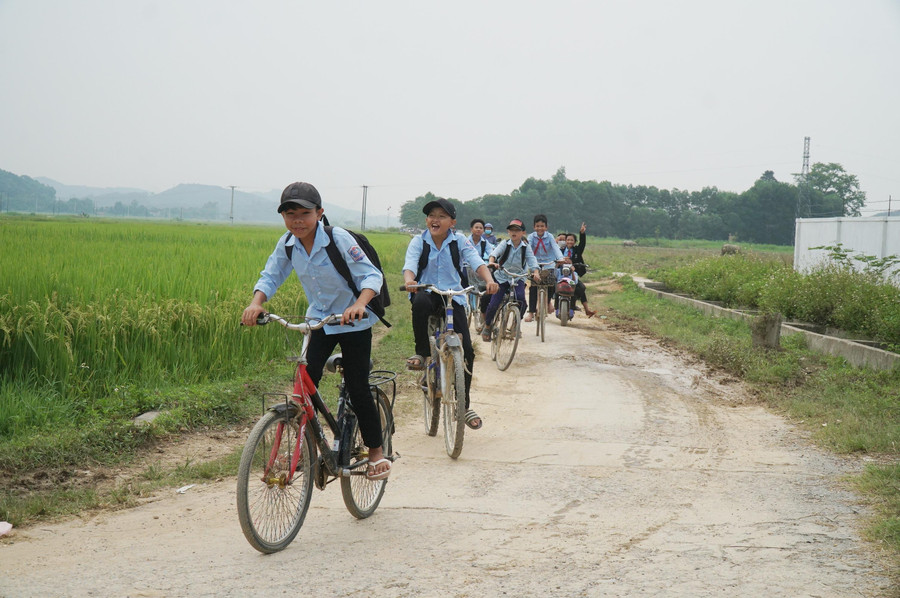 UBND huyện Anh Sơn chỉ đạo UBND xã Lạng Sơn sớm khắc phục, xử lý tạm thời các đoạn đường xuống cấp để thuận lợi cho học sinh đến trường.