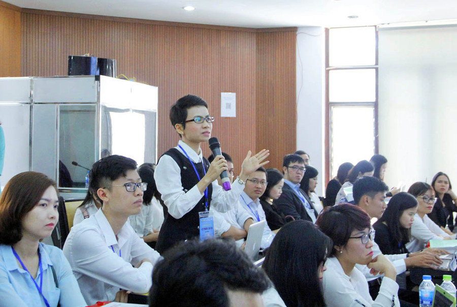 Nhà nghiên cứu trẻ trao đổi tại hội thảo