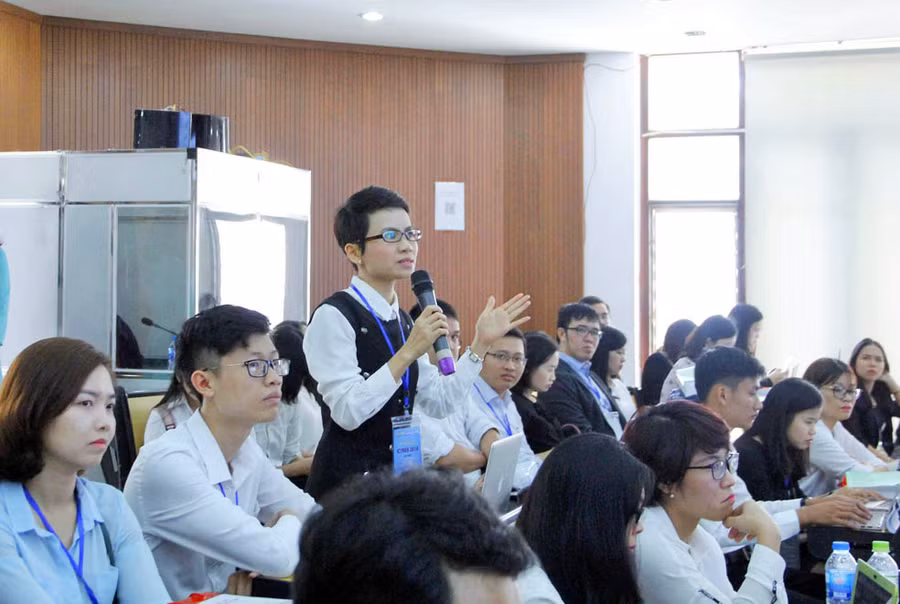 Nhà nghiên cứu trẻ trao đổi tại hội thảo