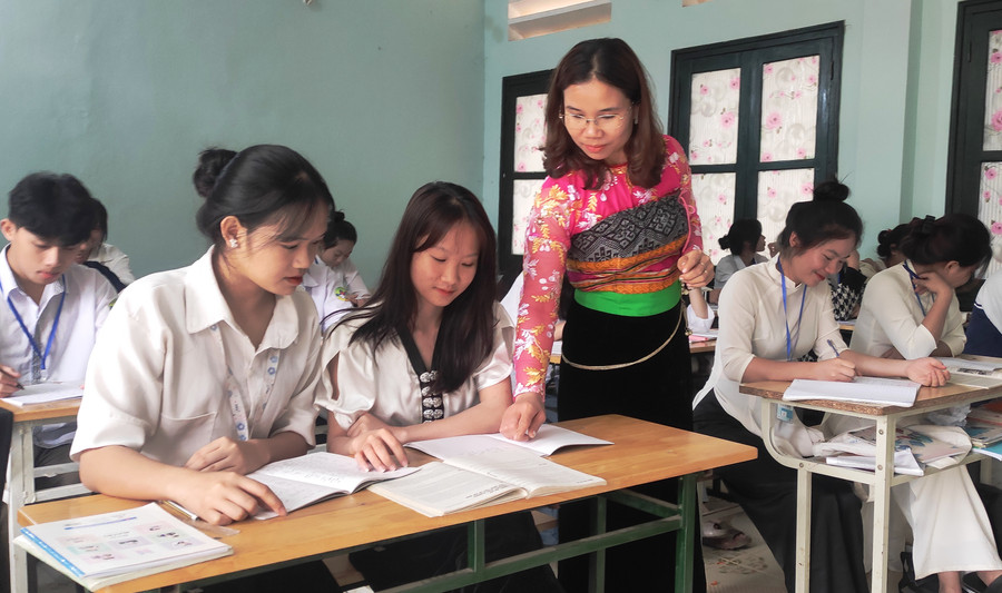 Cô giáo và học sinh Trường THPT Quan Sơn (Thanh Hóa) trong giờ ôn thi. truong-vung-bien-phan-luong-hoc-sinh1-529.jpg