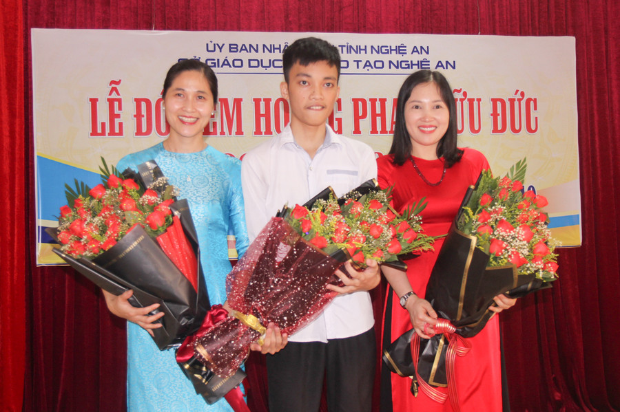 Em Hoàng Phan Hữu Đức cùng 2 cô giáo bồi dưỡng chính môn Tin học Em Hoàng Phan Hữu Đức cùng 2 cô giáo bồi dưỡng chính môn Tin học