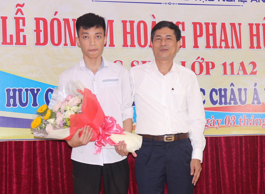 GS. Thái Văn Thành - Giám đốc Sở GD&ĐT Nghệ An chúc mừng thành tích xuất sắc của em Hoàng Phan Hữu Đức GS. Thái Văn Thành - Giám đốc Sở GD&ĐT Nghệ An chúc mừng thành tích xuất sắc của em Hoàng Phan Hữu Đức