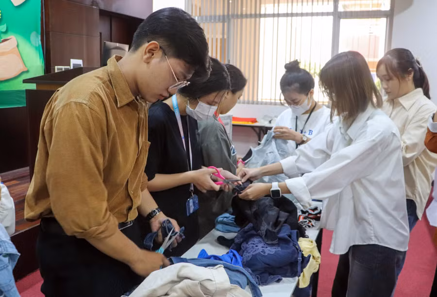 Sinh viên Trường Đại học Quốc tế tham gia hoạt động thu gom vật liệu tái chế “From Waste to Wonder”. Ảnh: NTCC
