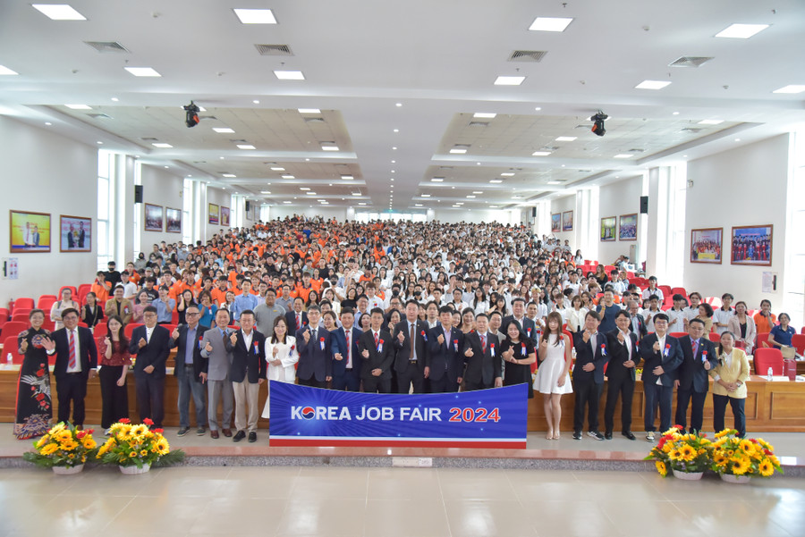 Đại biểu và sinh viên tham gia ngày hội KOREA JOB FAIR 2024. Ảnh: HUTECH Đại biểu và sinh viên tham gia ngày hội KOREA JOB FAIR 2024. Ảnh: HUTECH