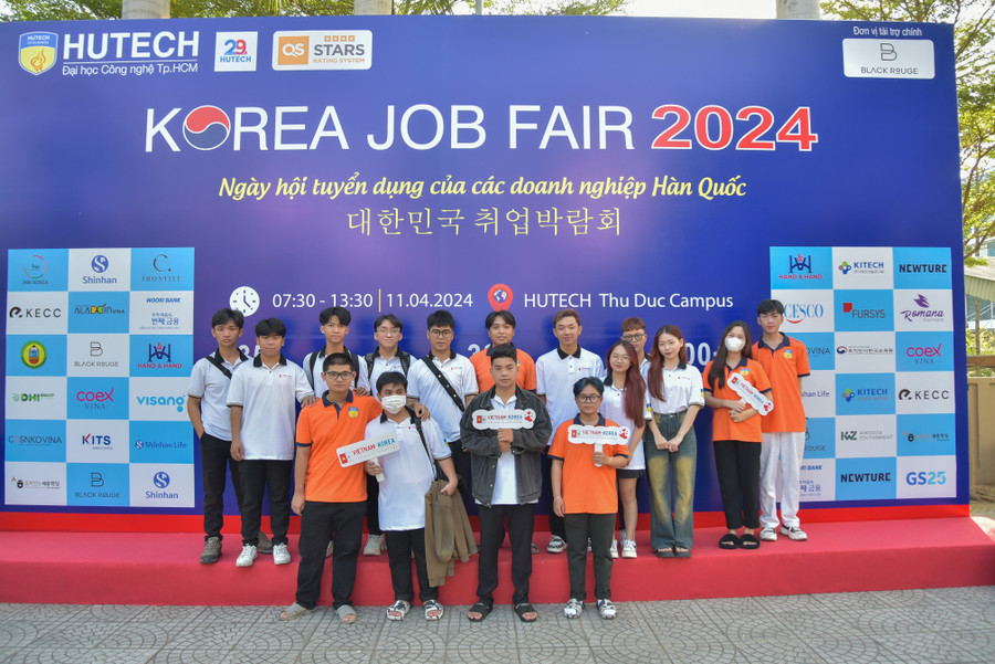 Ngày hội tuyển dụng của các doanh nghiệp Hàn Quốc. Ảnh: HUTECH Ngày hội tuyển dụng của các doanh nghiệp Hàn Quốc. Ảnh: HUTECH