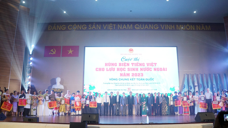 12 đội tham dự chung kết Cuộc thi Hùng biện tiếng Việt cho lưu học sinh nước ngoài năm 2023. Ảnh: Mạnh Tùng 12 đội tham dự chung kết Cuộc thi Hùng biện tiếng Việt cho lưu học sinh nước ngoài năm 2023. Ảnh: Mạnh Tùng