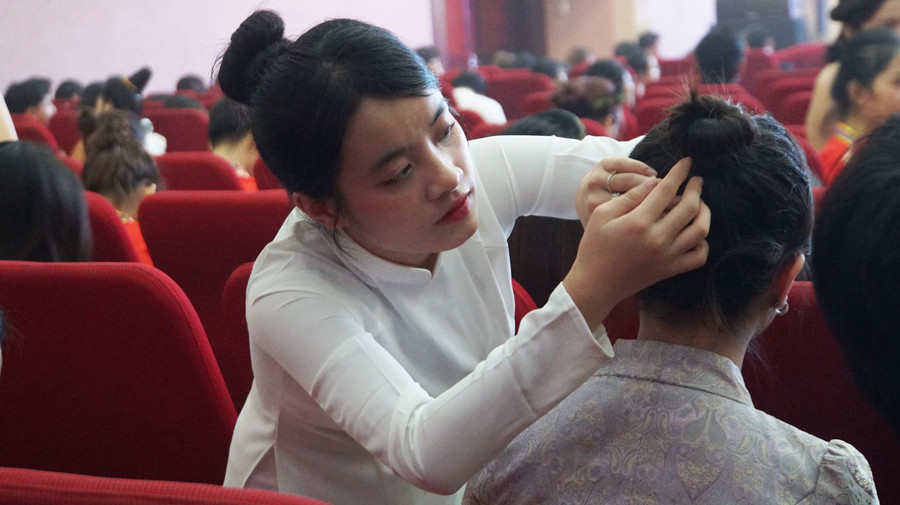 Sinh viên chuẩn bị cho các tiết mục. Ảnh: Mạnh Tùng Sinh viên chuẩn bị cho các tiết mục. Ảnh: Mạnh Tùng