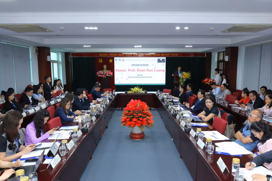 Các diễn giả tham gia hội thảo. Ảnh: UEL