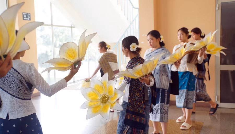 Một đội thi tập dượt trước khi biểu diễn. Ảnh: Mạnh Tùng