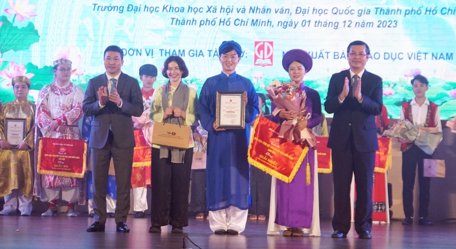 Giải Nhất thuộc về đội Trường Đại học Khoa học Xã hội và Nhân văn, Đại học Quốc gia Hà Nội. Ảnh: Mạnh Tùng