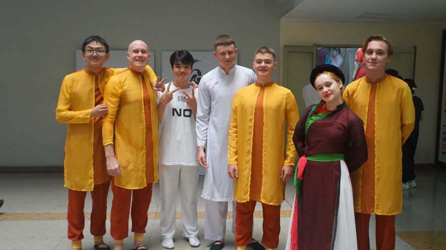 Một số thành viên tham gia trong tiết mục dự thi của Trường Đại học Khoa học Xã hội và Nhân văn, Đại học Quốc gia Hà Nội. Ảnh: Mạnh Tùng Một số thành viên tham gia trong tiết mục dự thi của Trường Đại học Khoa học Xã hội và Nhân văn, Đại học Quốc gia Hà Nội. Ảnh: Mạnh Tùng