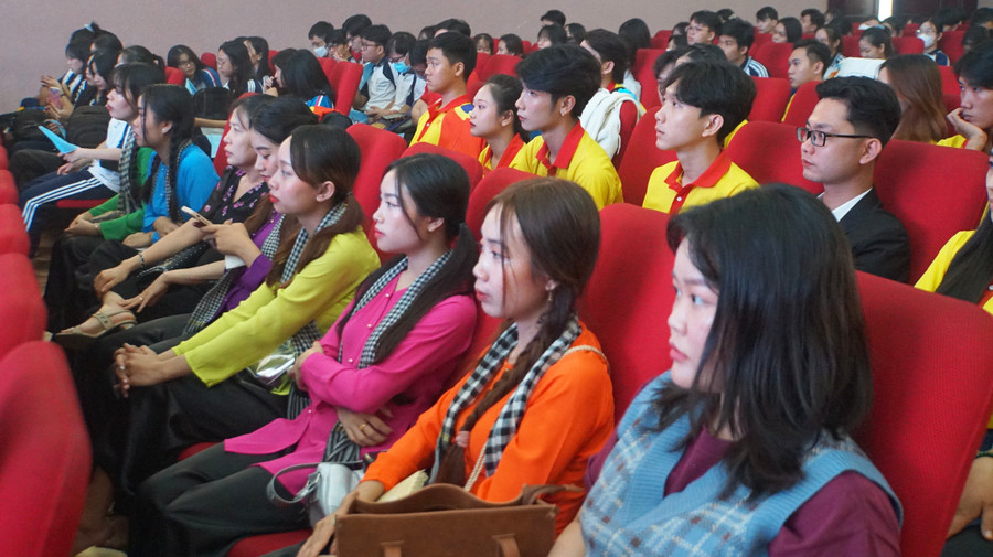Các sinh viên tham gia các tiết mục văn nghệ tại cuộc thi. Ảnh: Mạnh Tùng Các sinh viên tham gia các tiết mục văn nghệ tại cuộc thi. Ảnh: Mạnh Tùng