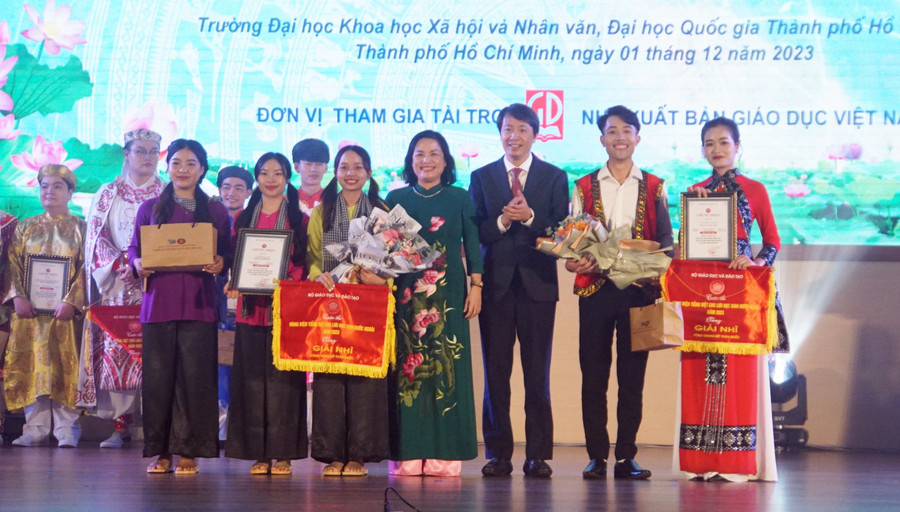 Giải Nhì được trao cho 2 đội: Trường Đại học Sư phạm, Đại học Thái Nguyên; Trường Đại học Cửu Long. Ảnh: Mạnh Tùng Giải Nhì được trao cho 2 đội: Trường Đại học Sư phạm, Đại học Thái Nguyên; Trường Đại học Cửu Long. Ảnh: Mạnh Tùng