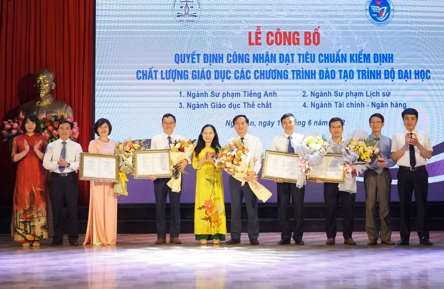 Bà Nguyễn Phương Nga – Giám đốc Trung tâm Kiểm định chất lượng giáo dục – Hiệp hội các trường đại học, cao đẳng Việt Nam trao quyết định công nhận đạt tiêu chuẩn kiểm định chất lượng các chương trình đào tạo trình độ đại học cho Trường ĐH Vinh.