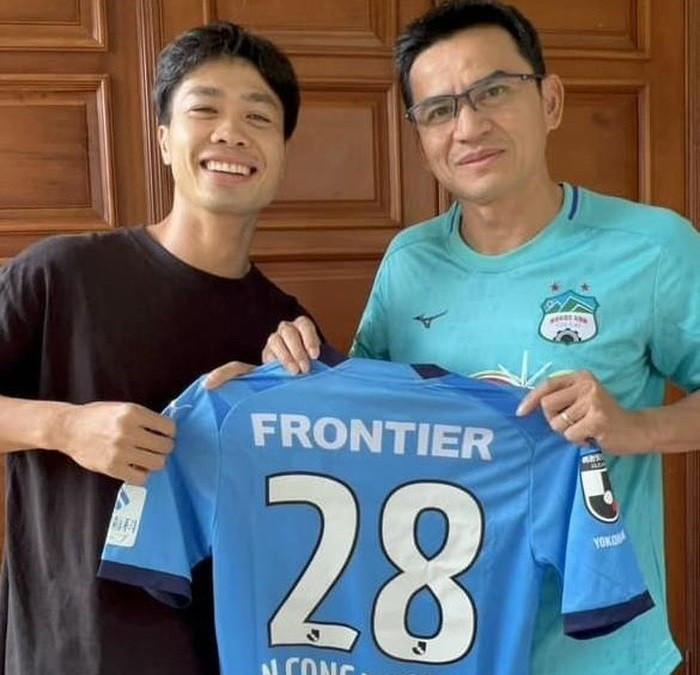 Công Phượng tặng áo đấu cho HLV Kiatisak.